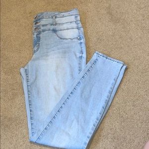 High waisted buttoned jeans